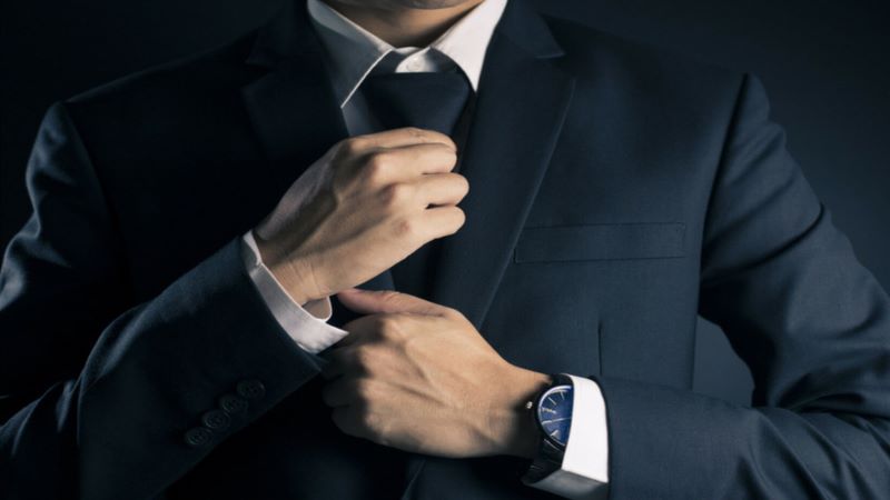 استایل مردانه با ساعت بند فلزی و کت و شلوار