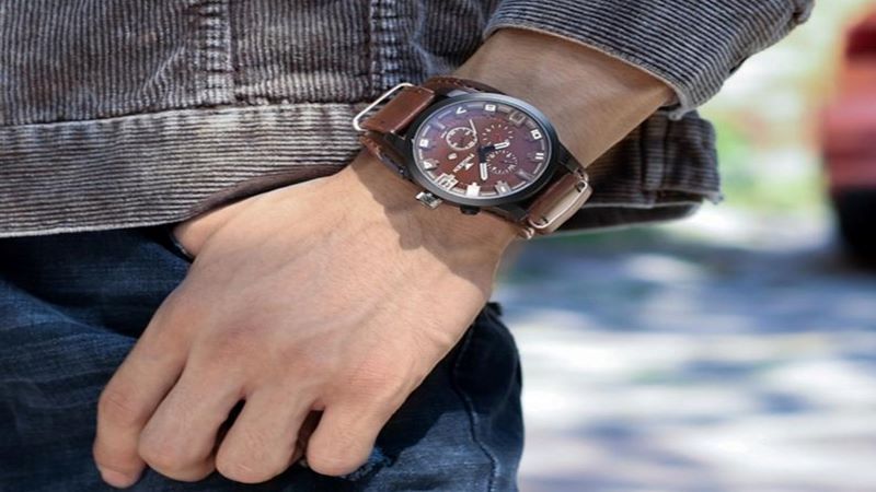 ساعت بند چرم قهوه‌ای و انواعی از استایل‌های مردانه